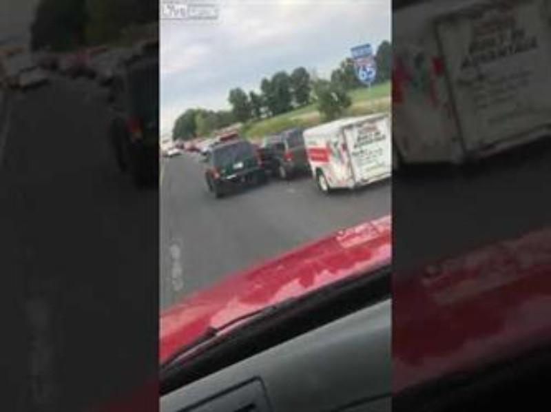 “بالفيديو” تصادم متعمد بين سيارتي جيب