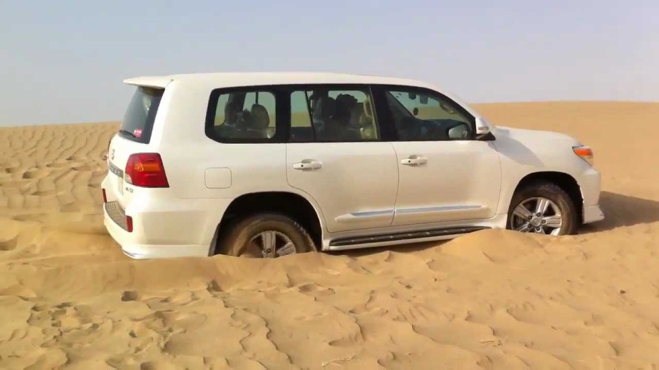 5 طرق لإخراج السيارة من التغريز في الصحراء