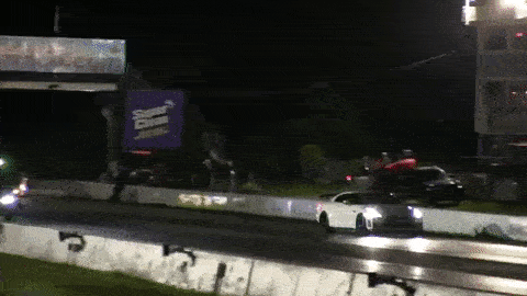 "بالفيديو" نيسان GT-R تصطدم بحاجز الطريق أثناء سباق مع بي ام دبليو 1