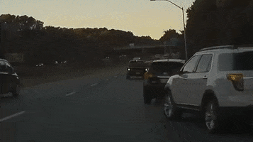 “بالفيديو” حرب عنيفة بين سيارتين SUV على الطريق