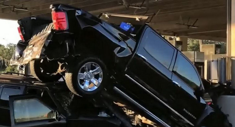“بالفيديو” نوم سائق أثناء القيادة يتسبب في حادث عنيف