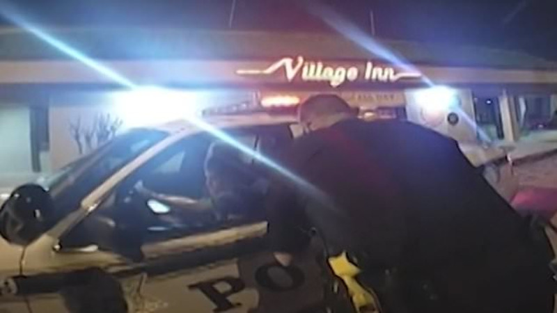 “بالفيديو” امرأة مكلبشة تسرق سيارة الشرطة وتلوذ بالفرار بها