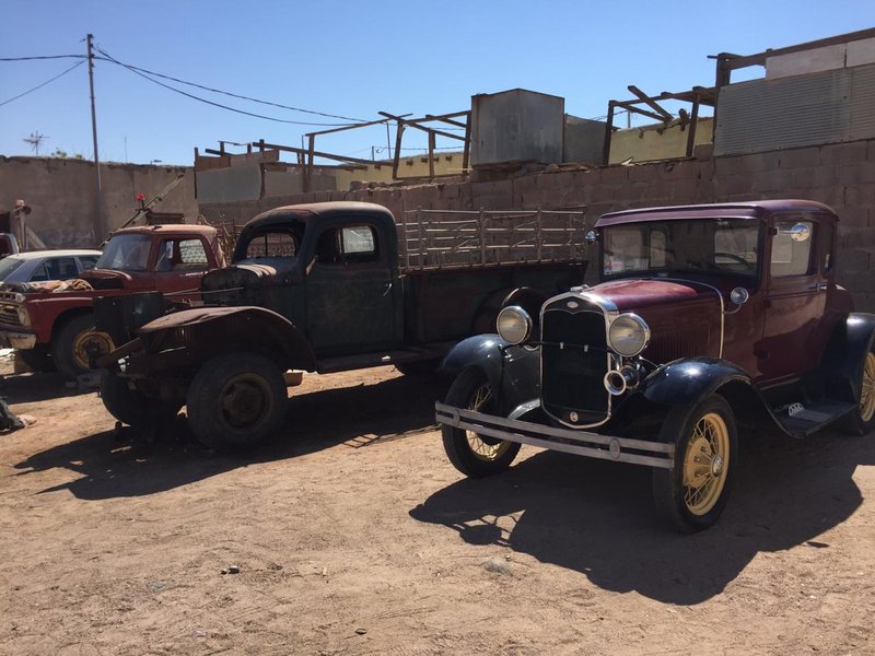 “بالصور” سيارات كلاسيكية مر عليها 90 عاماً يستعيدها مواطن في تبوك