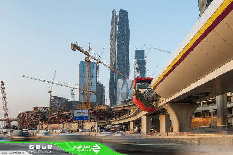 “بالصور” تركيب آخر قطعة خرسانية لجسور قطار الرياض