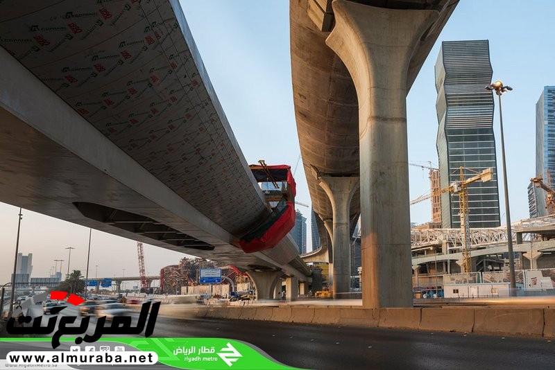"بالصور" تركيب آخر قطعة خرسانية لجسور قطار الرياض 2