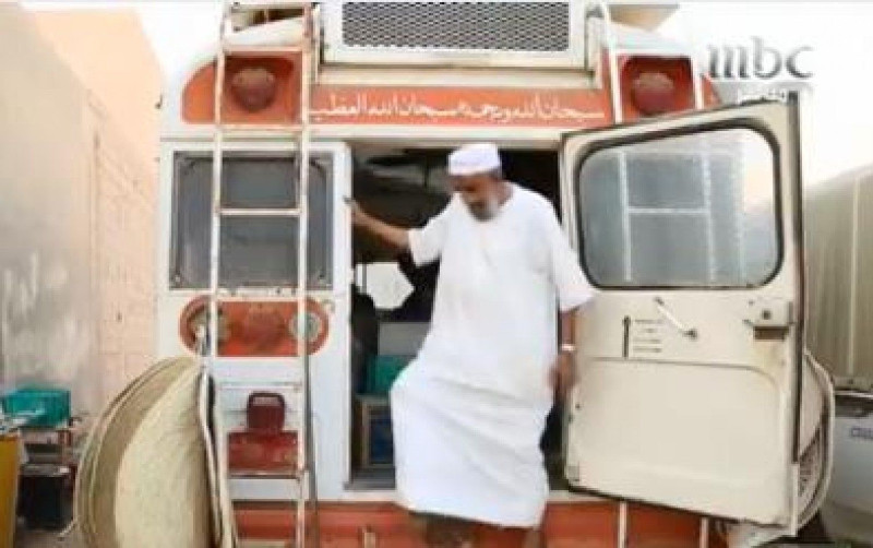 سيارة سعودي مُسن عبر الزمن.. نقل بها الحجاج وحولها إلى محل تجاري