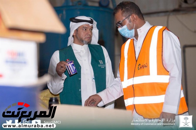 "فيديو وصور" التجارة تضبط 17,000 علبة زيت سيارات مغشوشة في الرياض 4