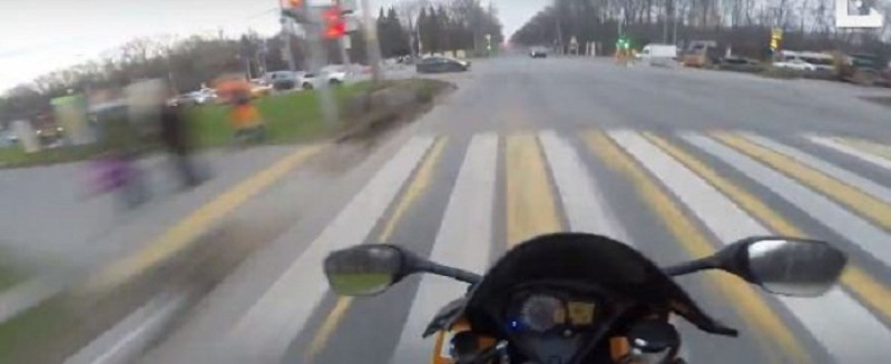 “بالفيديو” قيادة متهورة كادت تودي بحياة سائق دراجة نارية