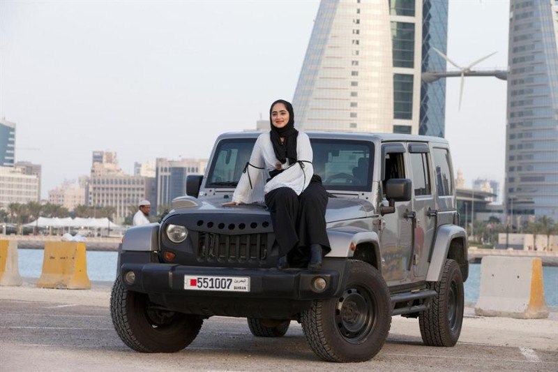 “بالصور” سعوديات يشاركن في موكب نسائي بـ 250 سيارة بحلبة “فورمولا” بالبحرين