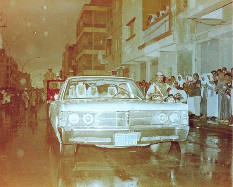 "صورة" الملك فيصل والملك سلمان والملك عبد الله والأمير سلطان في جولة بالسيارة بالرياض 1