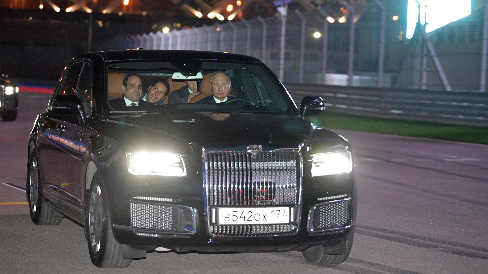 “بالصور” بوتين يصطحب السيسي في جولة داخل ليموزين يقودها بنفسه
