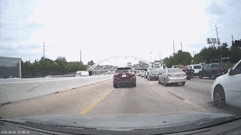 "بالفيديو" مرسيدس S-Class تسرع مبتعدة عن الزحام المروري وتوقفها الشرطة 5
