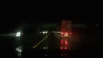 “بالفيديو” شاحنة تصطدم بجسرين وتفقد حاوية الشحن