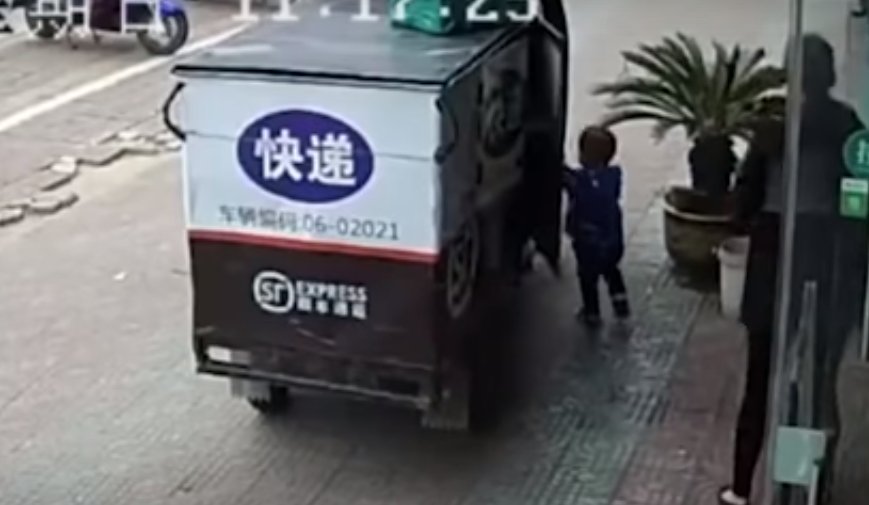 “بالفيديو” طفل يسرق سيارة على طريقة لعبة GTA