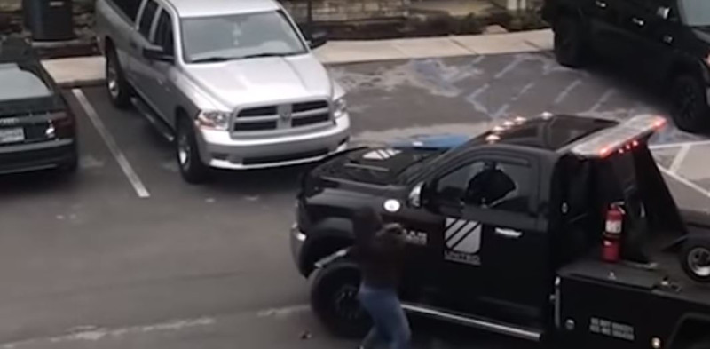 “بالفيديو” امرأة تحطم زجاج سيارة بمضرب بيسبول