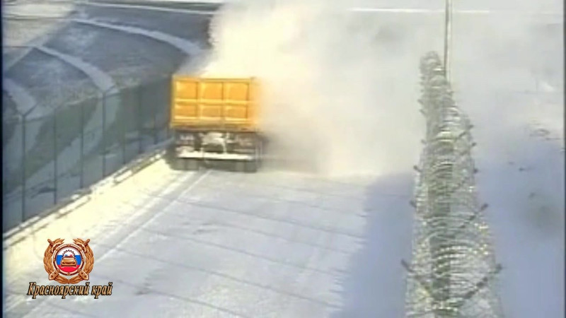 "بالفيديو" غبار ثلجي يتسبب بحادث لسائق رافعة في روسيا 1
