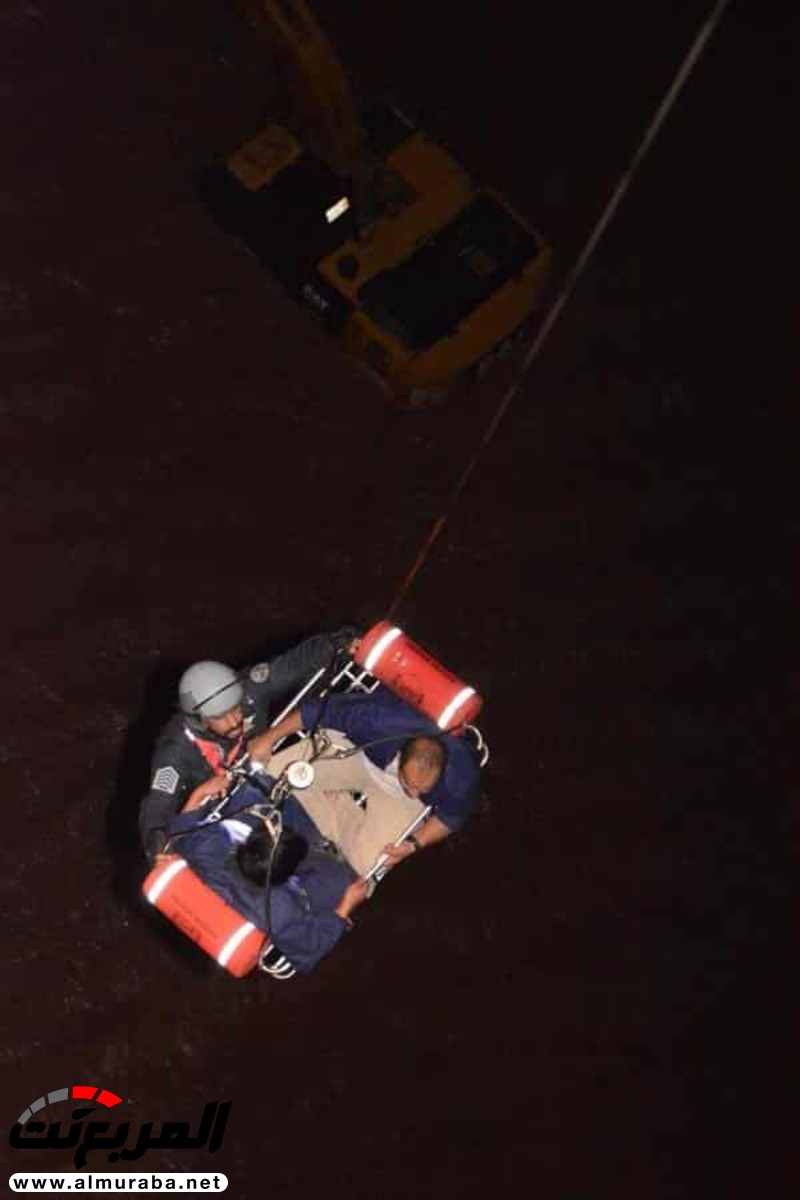 "بالصور" الطيران المدني ينقذ 3 عمال احتجزتهم السيول في وادي الليث 6