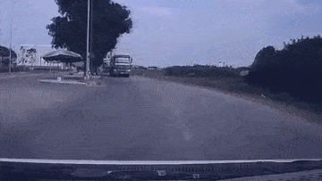 “بالفيديو” سائق دراجة نارية ينقذ نفسه من الدهش تحت شاحنة