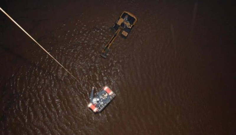 "بالصور" الطيران المدني ينقذ 3 عمال احتجزتهم السيول في وادي الليث 1