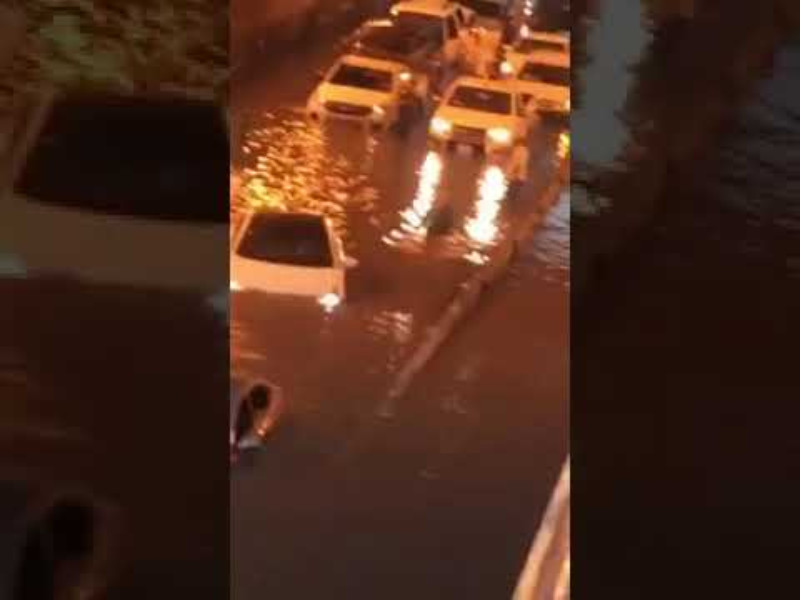 "بالفيديو" الأمطار تغمر السيارات وتغلق نفقاً بطريق الملك فهد 1