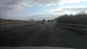 “بالفيديو” حادث تصادم مع سيارة يشعل شاحنة