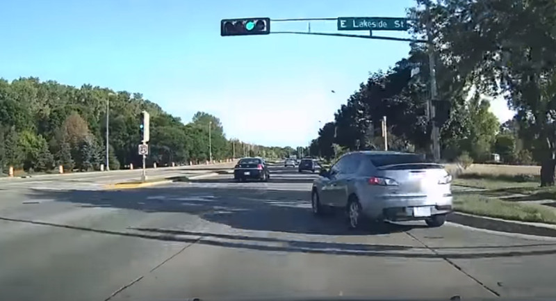 “بالفيديو” سائق كاد يتسبب في حادث توقفه الشرطة على الفور