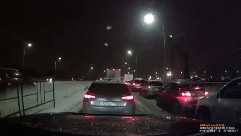 "بالفيديو" الثلوج تُخفي معالم الطريق في روسيا وتتسبب في حادث 1