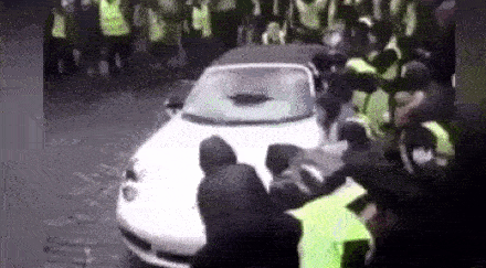 “بالفيديو” متاظهرو فرنسا يشعلون ويدمرون السيارات الفاخرة