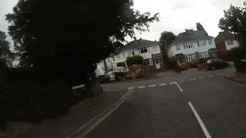 “بالفيديو” سائق شاحنة يصطدم بحائط وسيارة