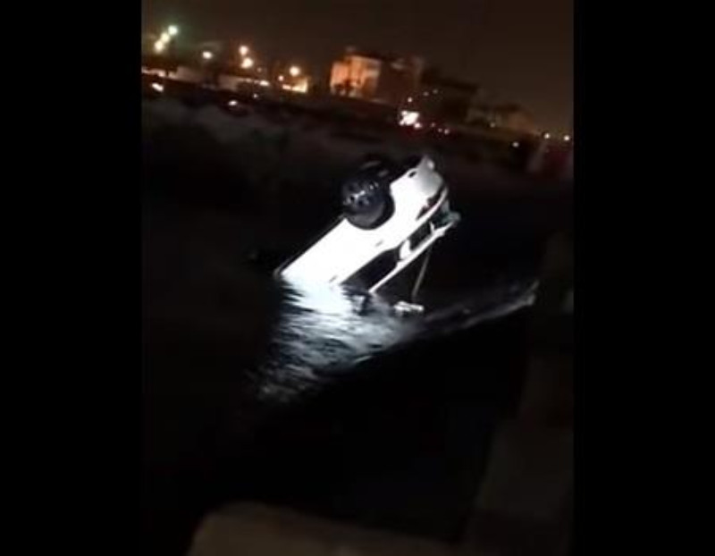 “بالفيديو” شباب ينقذون فتاتين بعدما سقطت سيارتهما في البحر بجدة