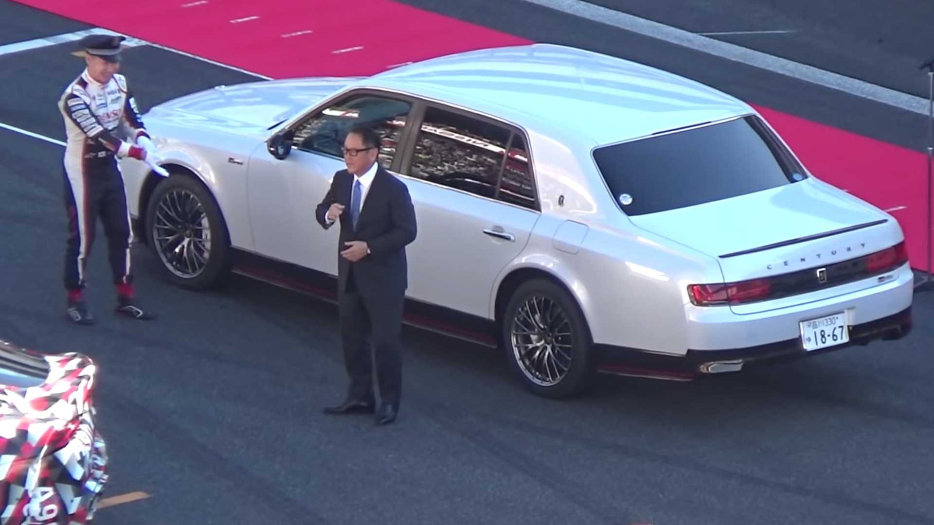 “بالفيديو” رئيس تويوتا يتباهى بسيارته الفاخرة على المضمار