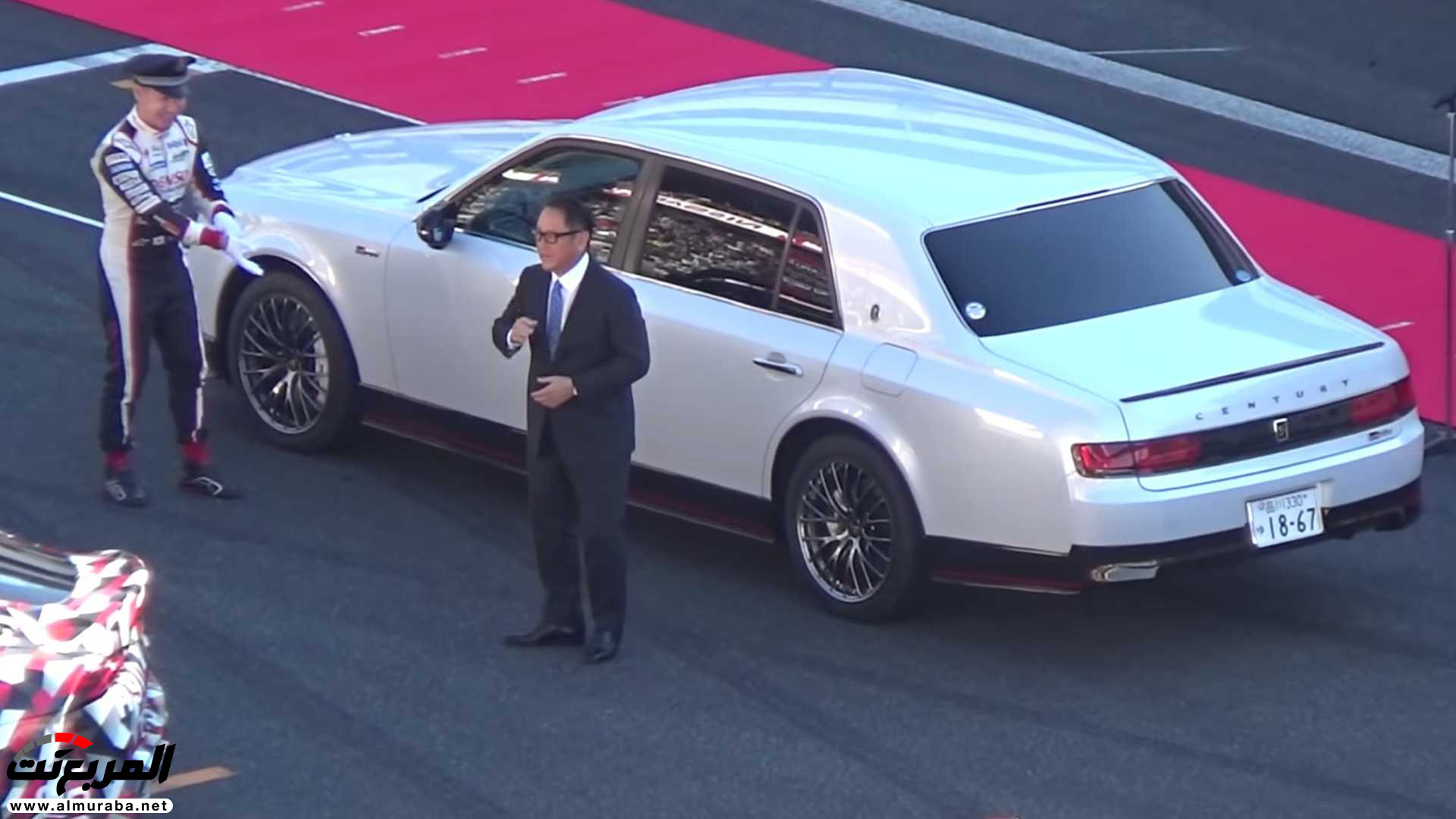 "بالفيديو" رئيس تويوتا يتباهى بسيارته الفاخرة على المضمار 56
