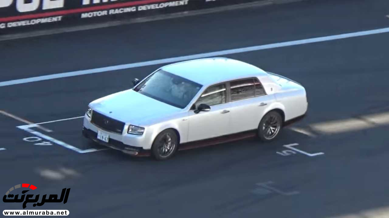 "بالفيديو" رئيس تويوتا يتباهى بسيارته الفاخرة على المضمار 54