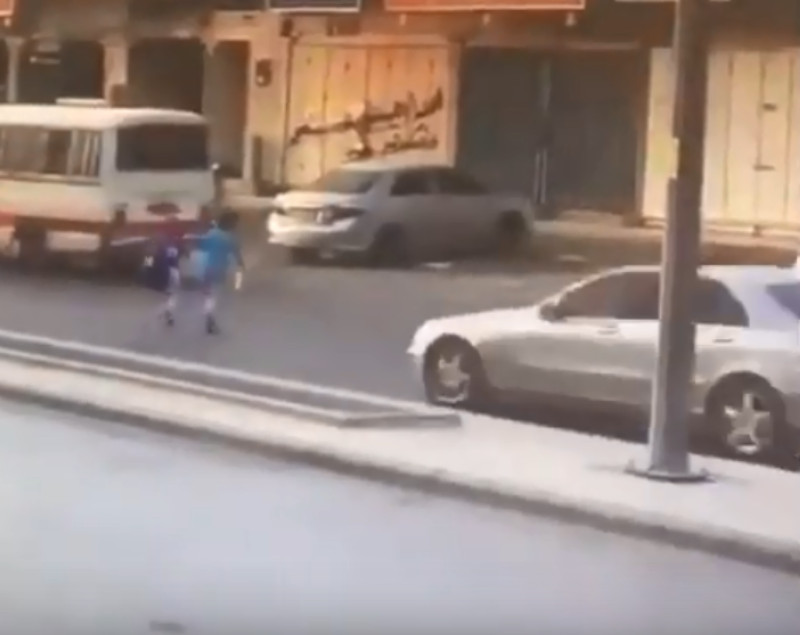 “بالفيديو” سيارة تدهس طفلاً في حي الندوة بالرياض.. والجاني يلوذ بالفرار!