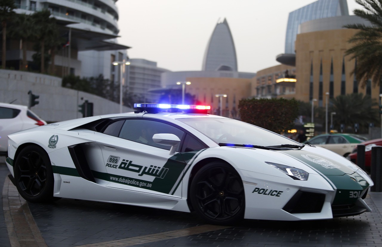"بالصور" تعرف على قصة أسطول سيارات شرطة دبي 1