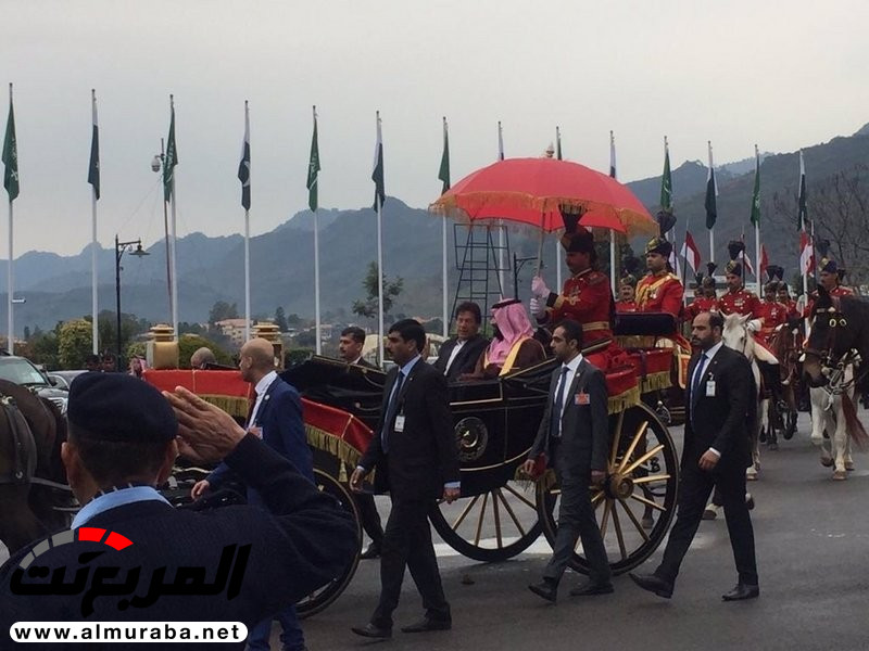 "بالصور والفيديو" رئيس وزراء باكستان يصطحب ولي العهد في عربة تجرها الخيول 2