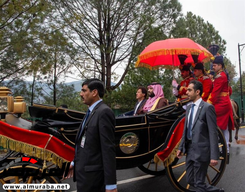 "بالصور والفيديو" رئيس وزراء باكستان يصطحب ولي العهد في عربة تجرها الخيول 4