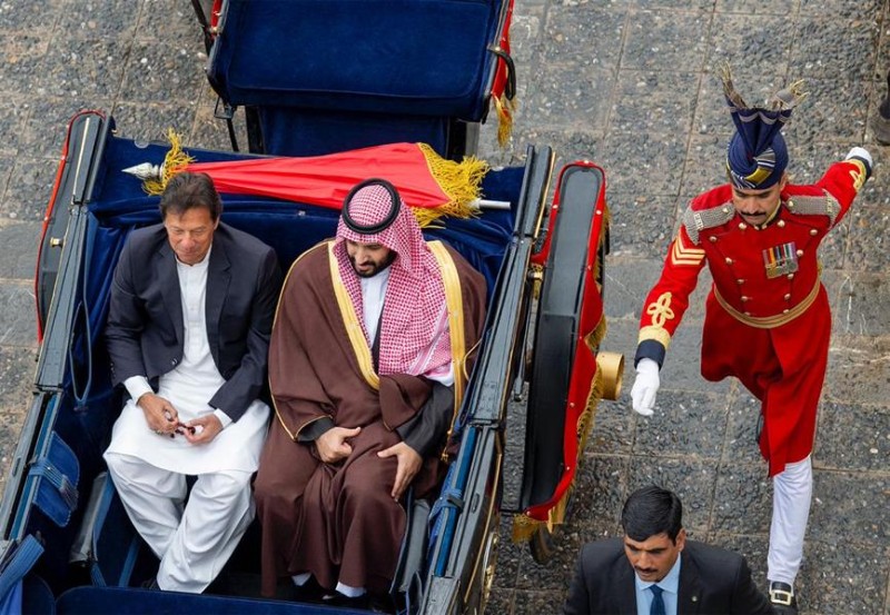 “بالصور والفيديو” رئيس وزراء باكستان يصطحب ولي العهد في عربة تجرها الخيول