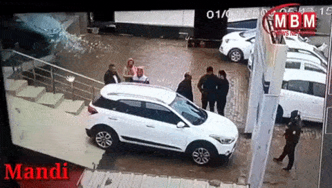 "بالفيديو" إمرأة تصطدم بزجاج وكالة هيونداي أثناء تجربة قيادة سيارة! 2
