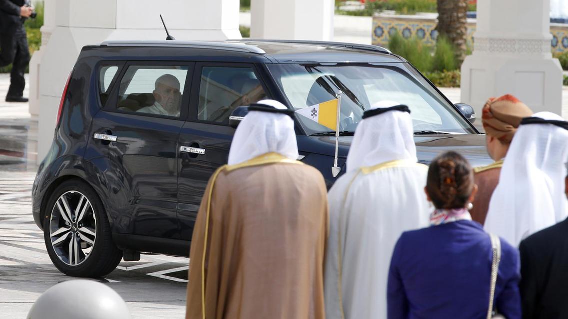 “بالصور” بابا الفاتيكان انتقل إلى القصر الرئاسي الإماراتي في كيا سول