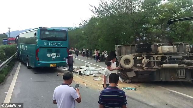 “بالفيديو” حافلة تصطدم بشاحنة وتؤدي لانقلابها
