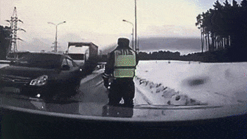 "بالفيديو" شرطي ينجو بأعجوبة من الاصطدام بشاحنة 1