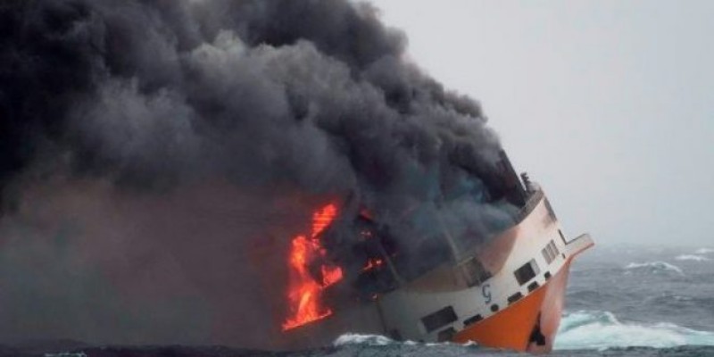 “بالفيديو” غرق 2000 سيارة فاخرة في المحيط الأطلسي