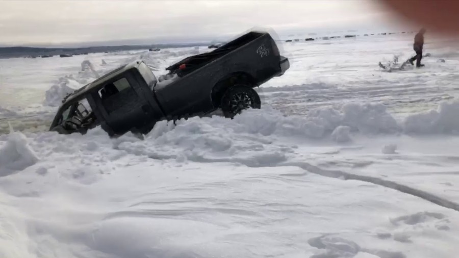 "بالفيديو" شاهد بيك اب تغرق بأكملها في بحيرة جليدية 2