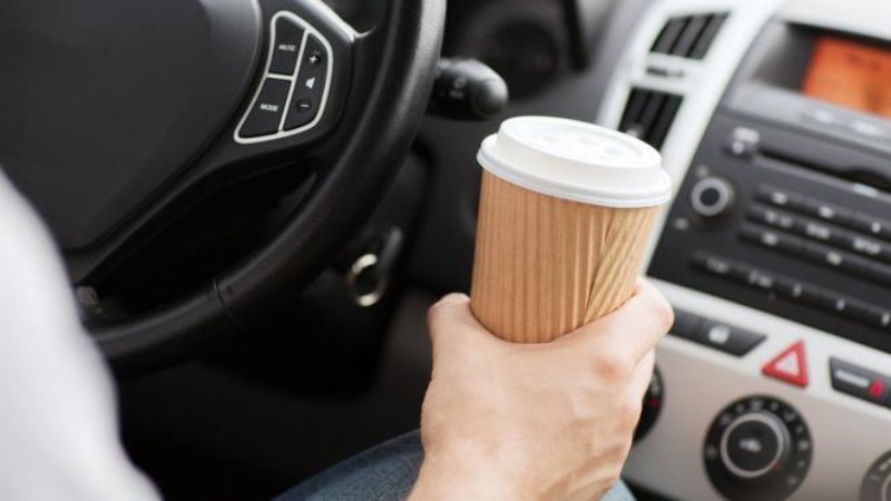 هل شرب الشاي أو الماء أثناء القيادة مخالفة مرورية؟