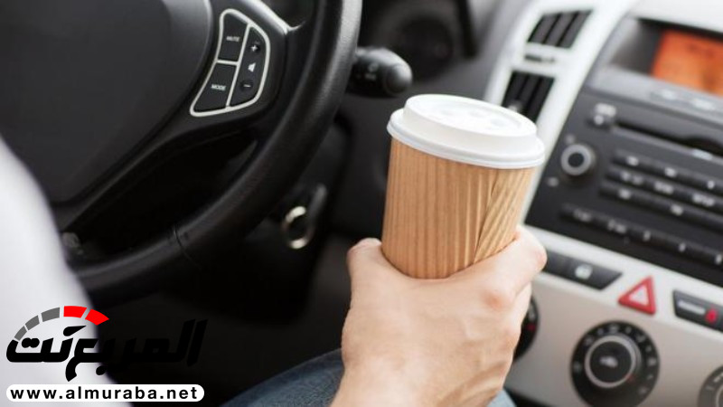 هل شرب الشاي أو الماء أثناء القيادة مخالفة مرورية؟ 2