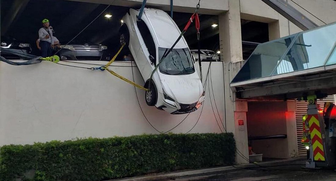 "بالفيديو والصور" إنقاذ سائقة لكزس NX بعد تدلي السيارة على حافة صالة الركن! 4