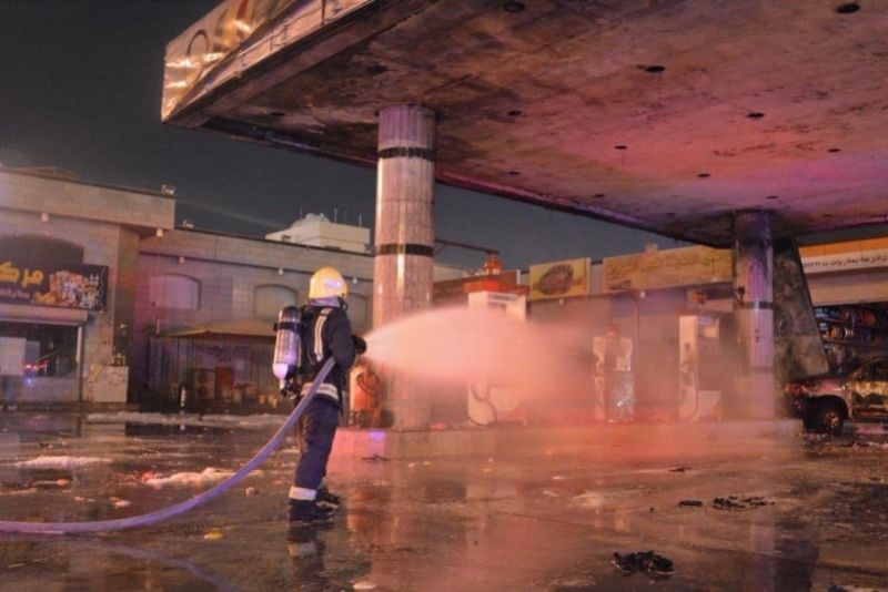 “بالصور” الدفاع المدني يسيطر على حريق اندلع داخل محطة وقود في جدة