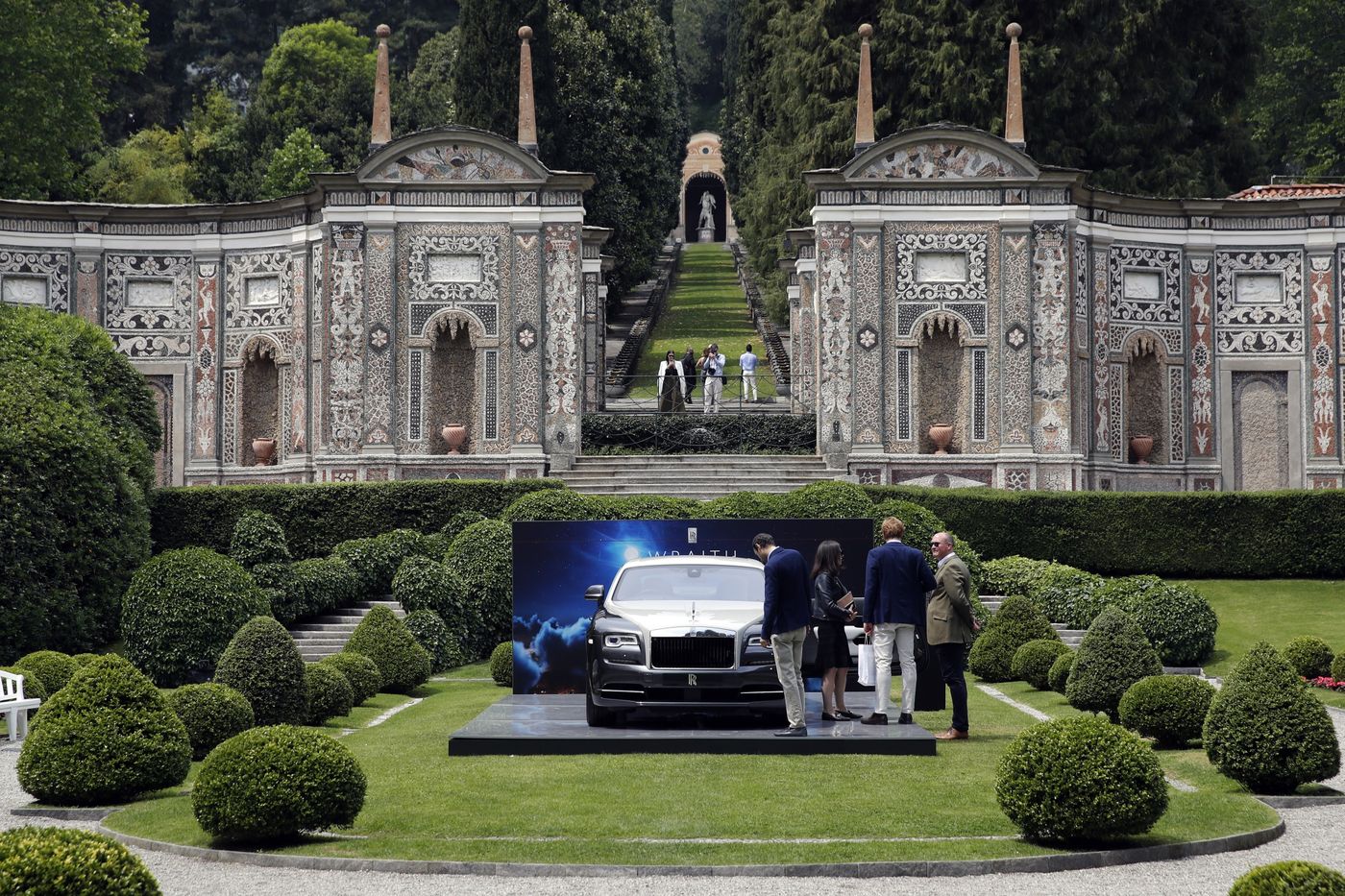“بالصور” أندر وأغلى السيارات الكلاسيكية الفاخرة تتألق على الأراضي الإيطالية