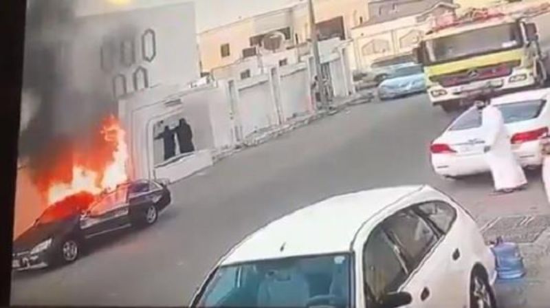 “بالفيديو” اشتعال النيران في سيارة متوقفة.. والسبب شاحن متنقل!